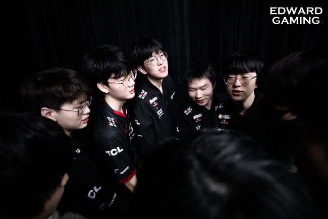 随着足球世 随着足球世