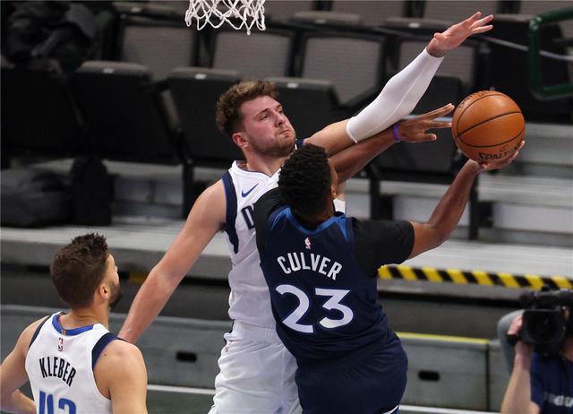 两人利用英 两人利用英