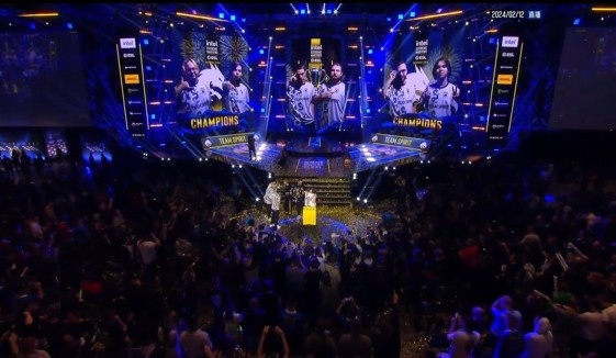 毫不逊色 毫不逊色